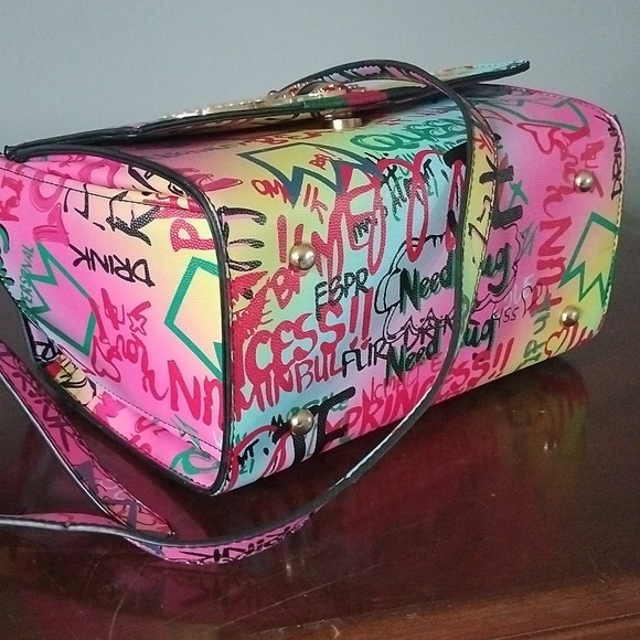 A colorful handbag with matching wallet - Picture 5 of 5